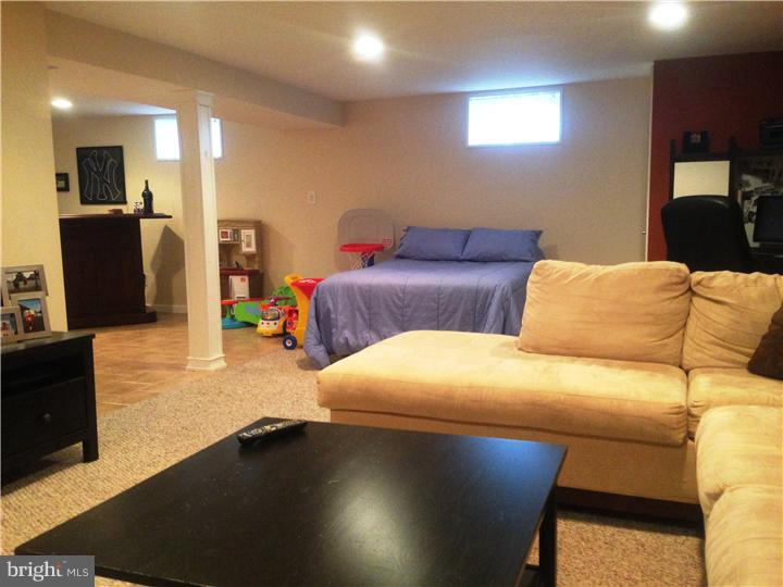 44 Elmont Road Hamilton, NJ 08610 - Photo 16 of 20 Family Room