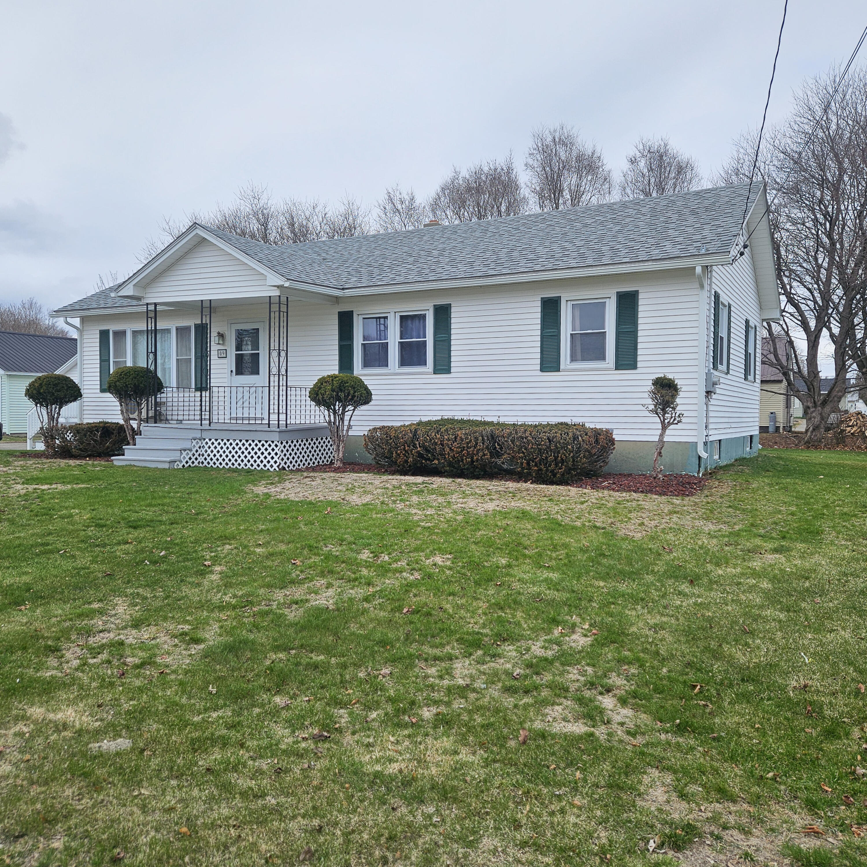 9 Grove Street East Millinocket, ME 04430 - Photo 4 of 27 4