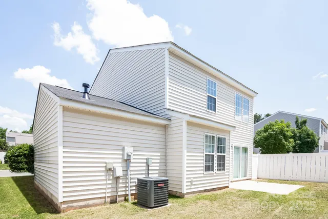 a view of a house with backyard