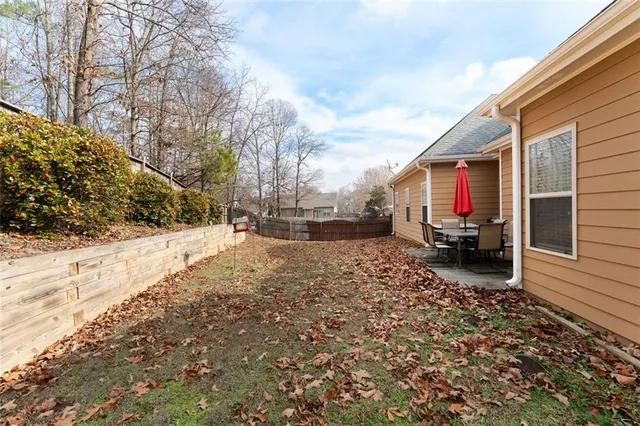 a view of back yard of the house
