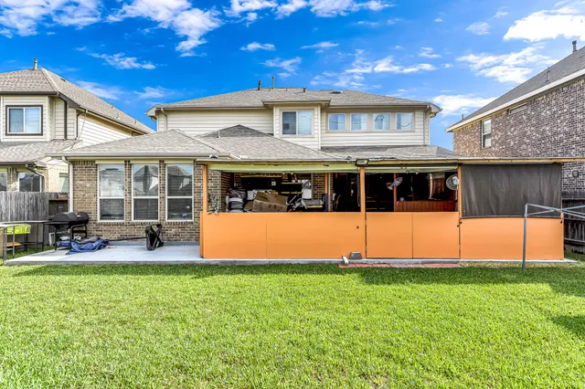 a view of an house with backyard and swimming pool