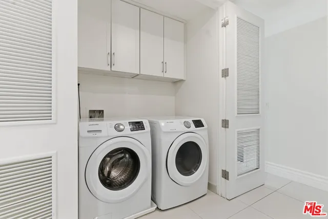 a view of entryway with washer and dryer