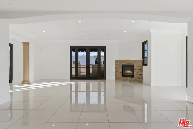 a view of an entryway with a livingroom