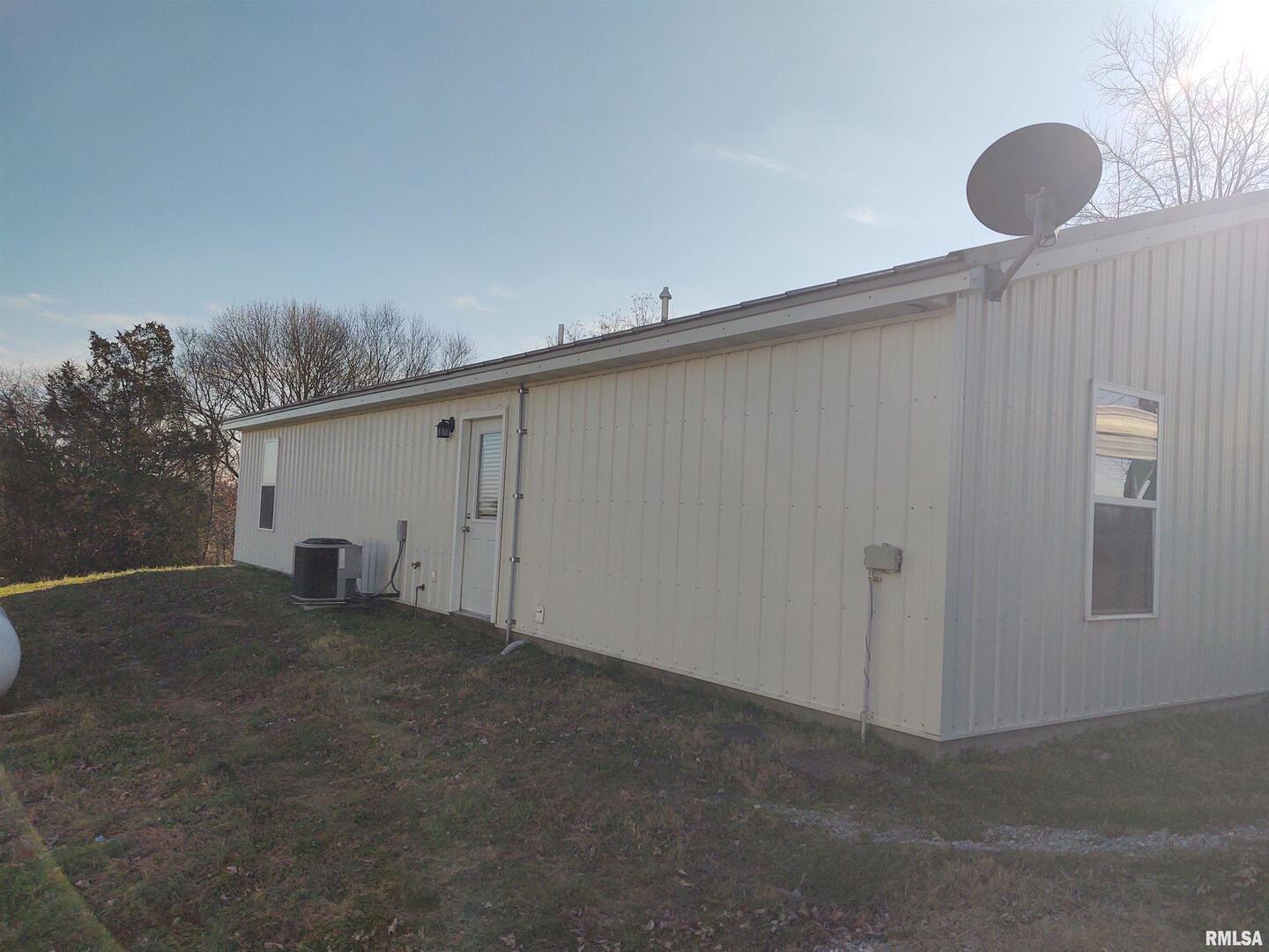 1470 Old Bloomfield Road Vienna, IL 62995 - Photo 21 of 25 a view of a garage