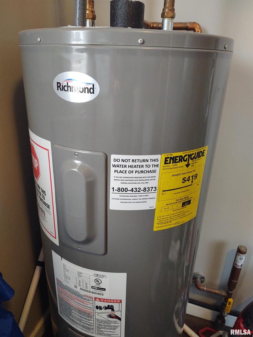 1470 Old Bloomfield Road Vienna, IL 62995 - Photo 24 of 25 a view of a closet with storage