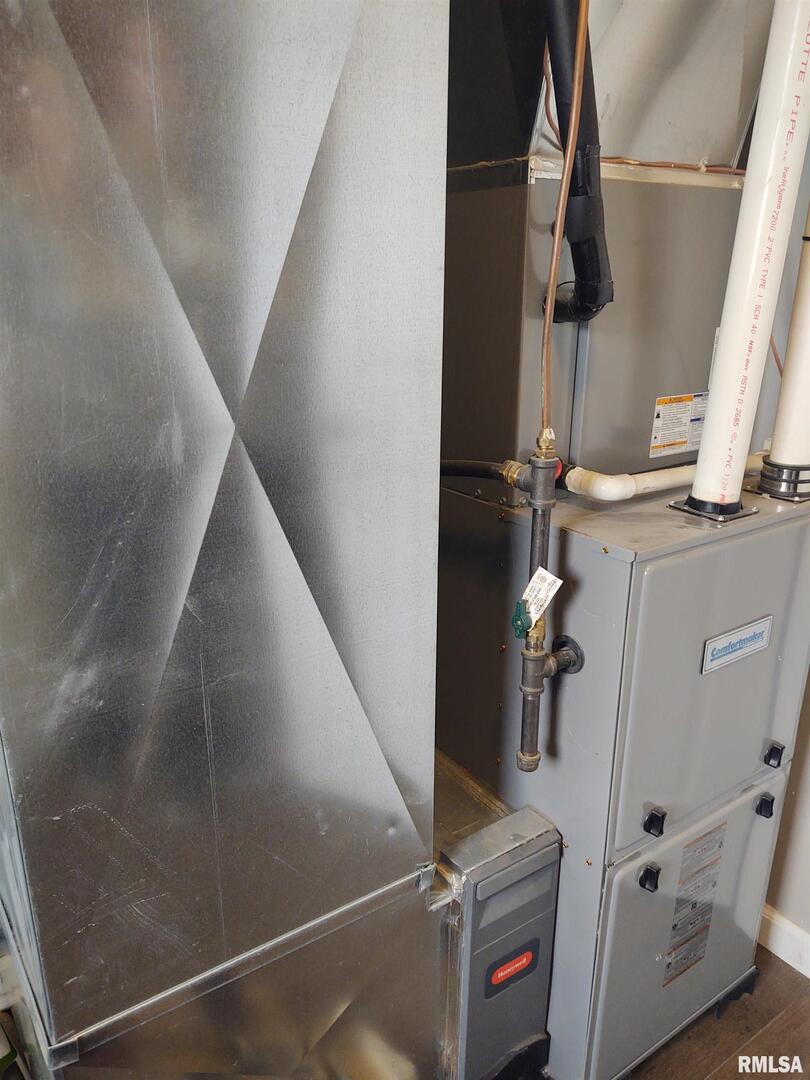 1470 Old Bloomfield Road Vienna, IL 62995 - Photo 25 of 25 a view of walk in closet with clothes and shoes