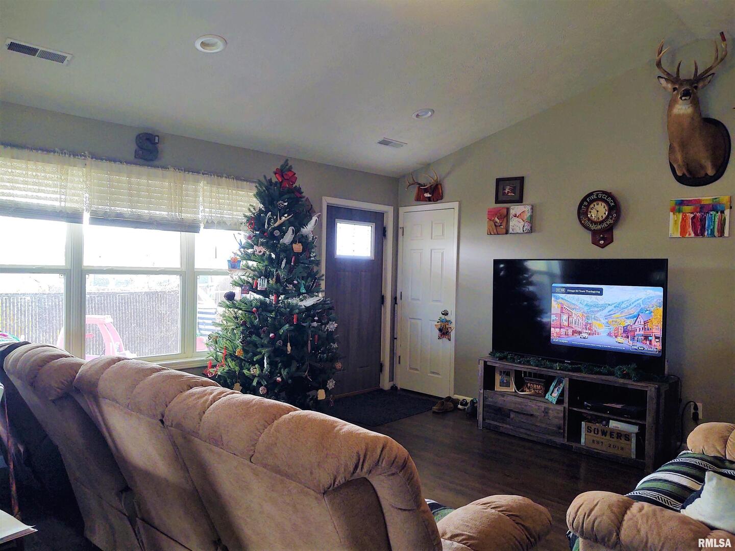 1470 Old Bloomfield Road Vienna, IL 62995 - Photo 8 of 25 a living room with furniture and a flat screen tv