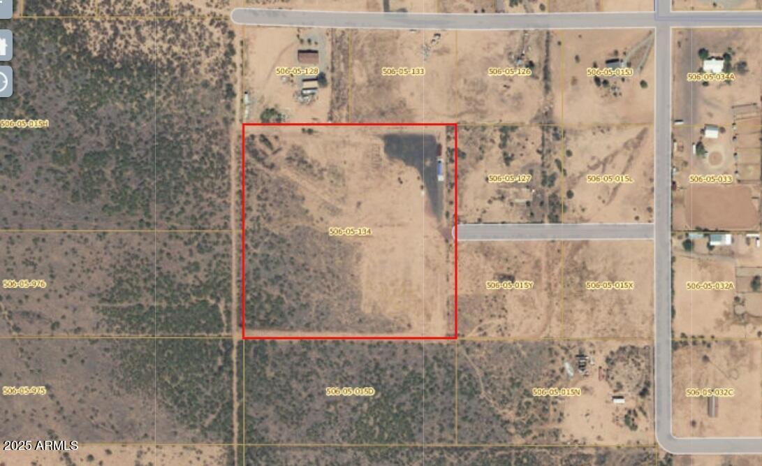 51252 West Buffalo Dog Road Aguila, AZ 85320 - Photo 2 of 6 a bathroom with a shower