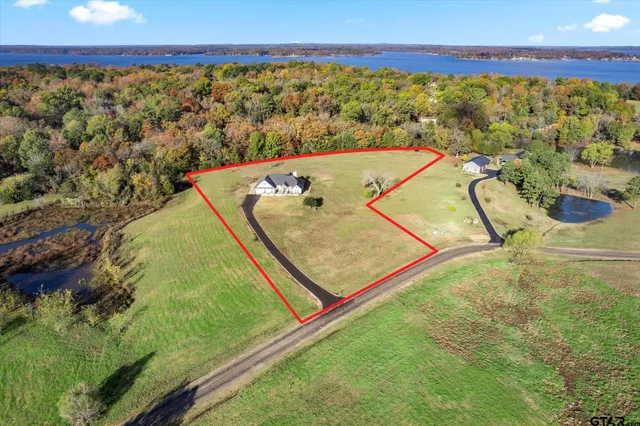 a view of a tennis court