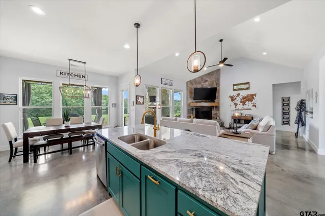 a large kitchen with kitchen island a large island in it