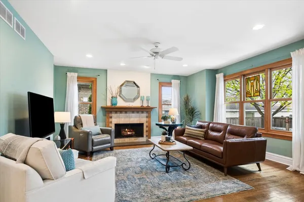 $895,000 | 811 Clarence Avenue, Oak Park, IL 60304