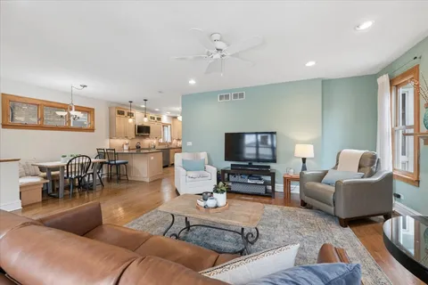 $895,000 | 811 Clarence Avenue, Oak Park, IL 60304