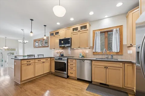 $895,000 | 811 Clarence Avenue, Oak Park, IL 60304