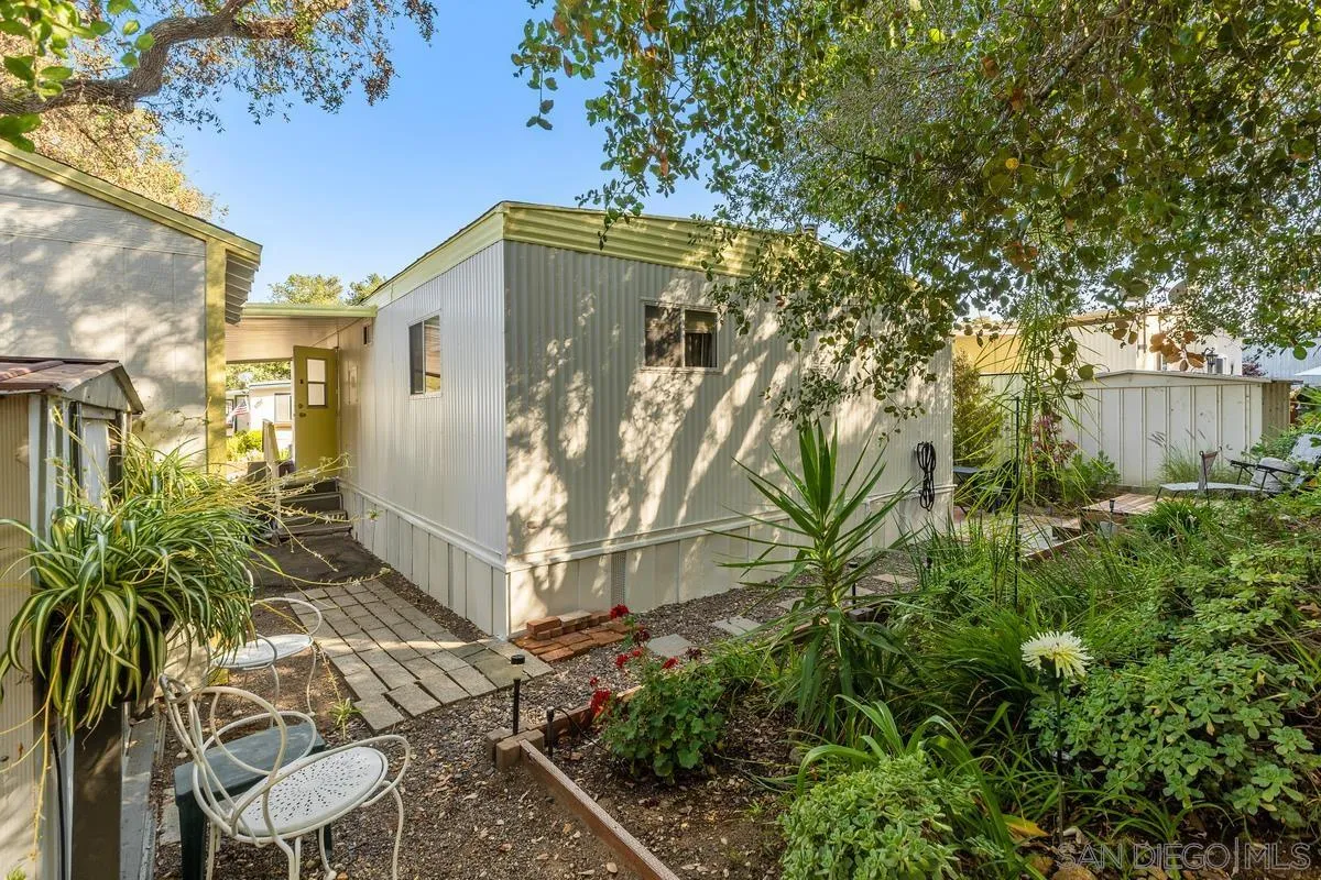 4747 Oak Crest Road, Unit 39 Fallbrook, CA 92028 - Photo 30 of 38 a backyard of a house with lots of green space