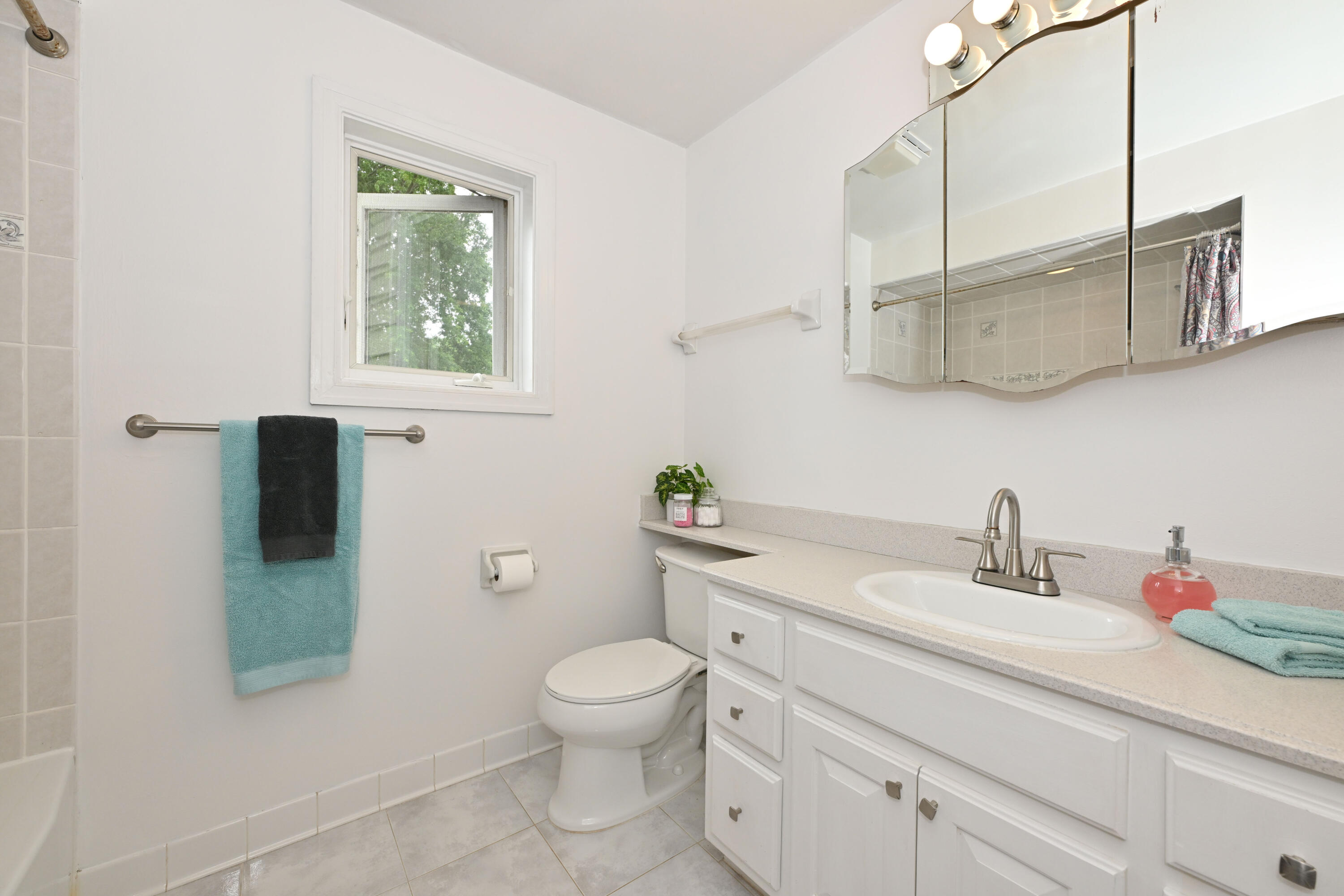 1933 West Donges Bay Road Mequon, WI 53092 - Photo 24 of 36 upstairs full bath