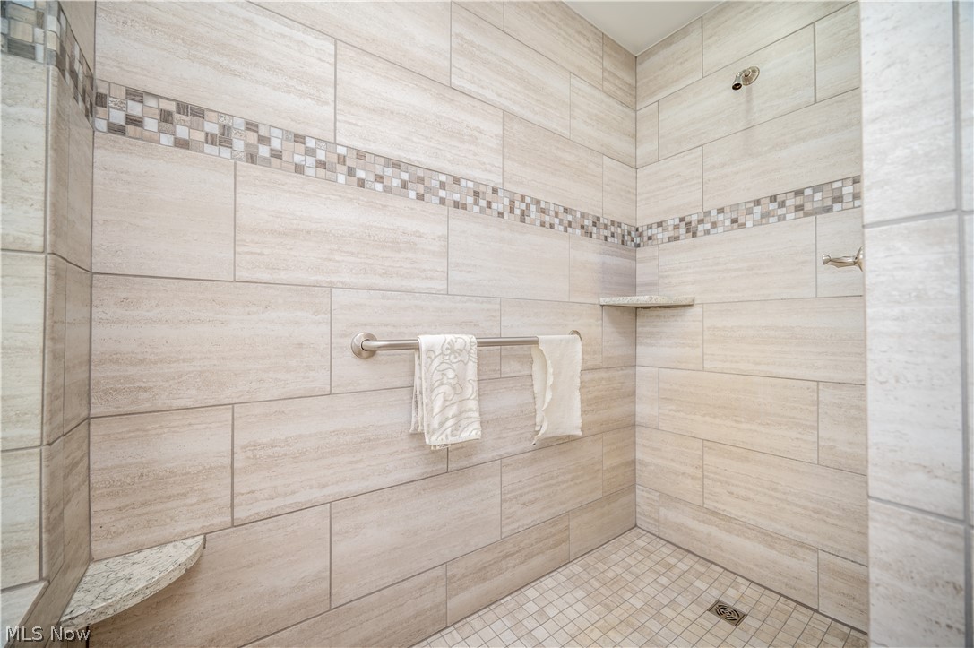 405 Airport Road Northwest Warren, OH 44481 - Photo 28 of 50 Tiled shower enclosure featuring a mosaic accent band