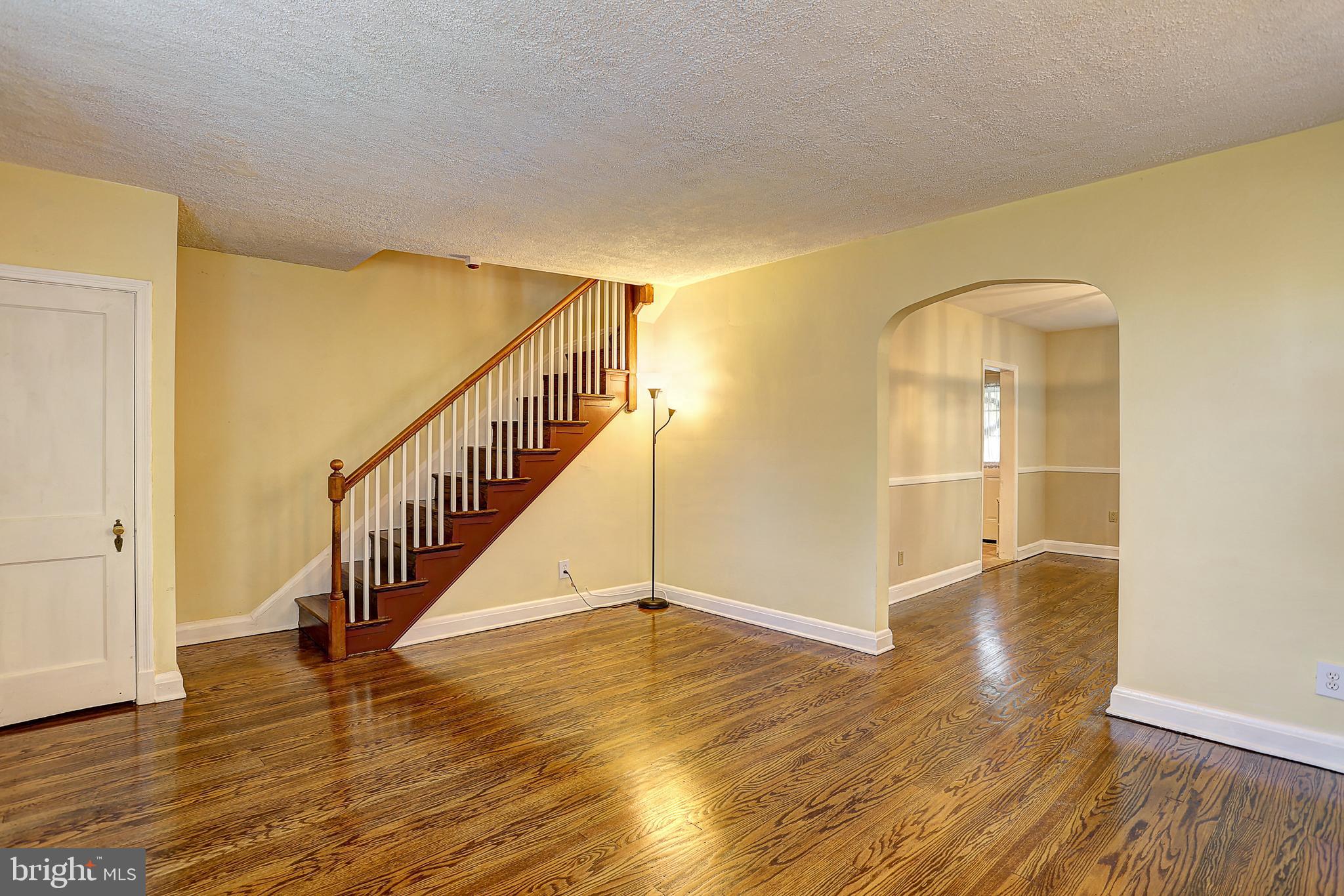 820 Braeside Road Baltimore, MD 21229 - Photo 5 of 40 Living Room