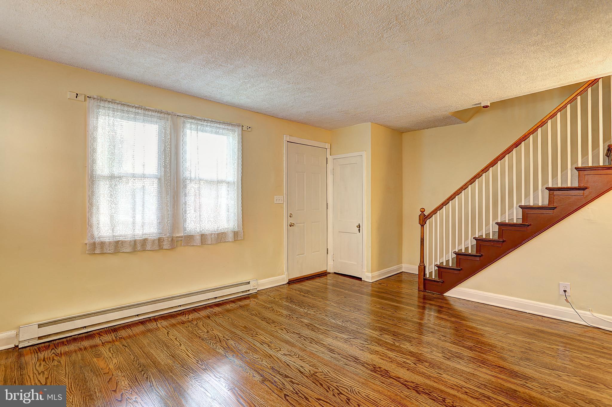 820 Braeside Road Baltimore, MD 21229 - Photo 6 of 40 Living Room