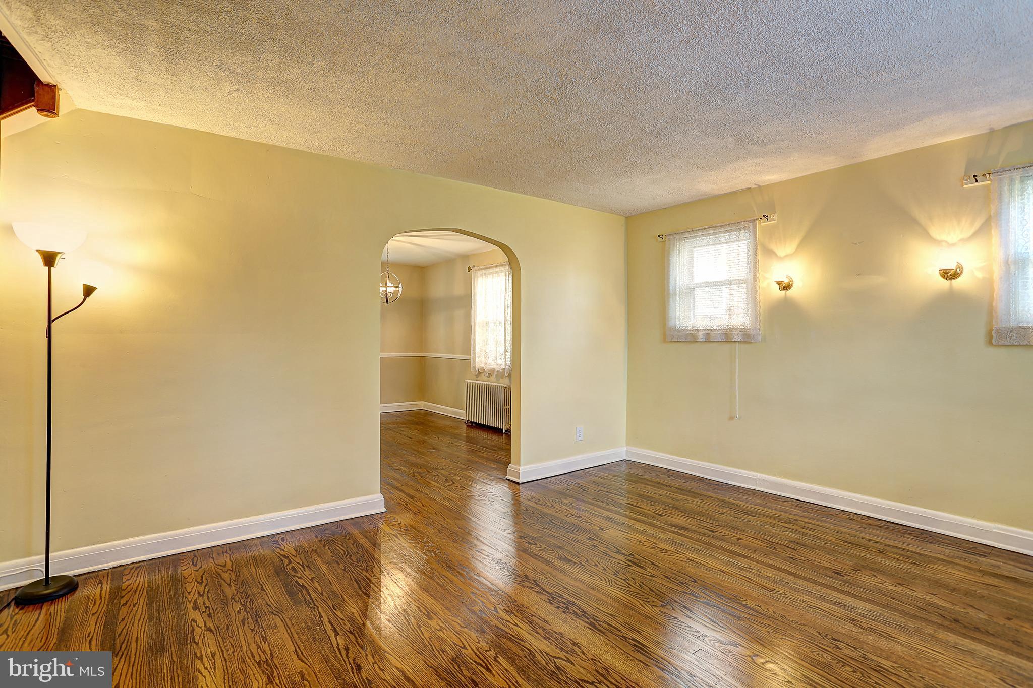820 Braeside Road Baltimore, MD 21229 - Photo 7 of 40 Living Room