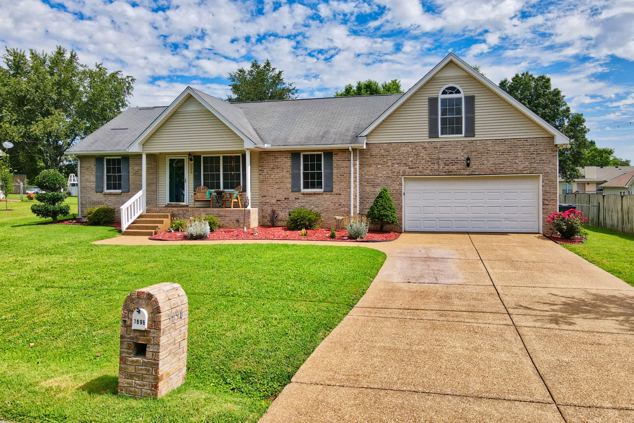 7696 South Swift Road Goodlettsville, TN 37072 - Photo 2 of 31 a front view of a house with a yard