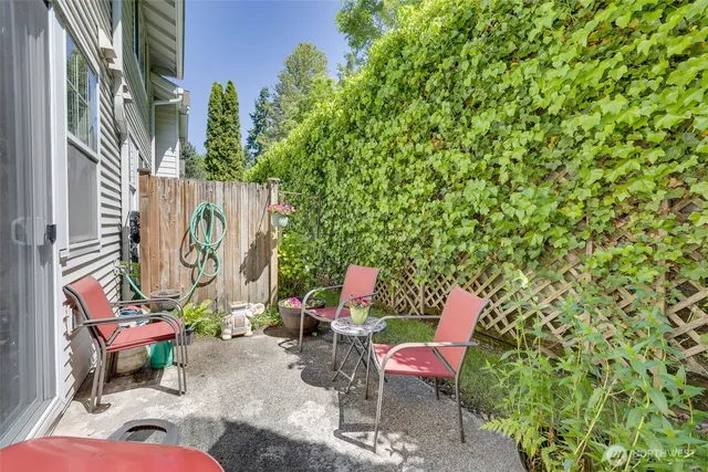 a view of bench sitting in backyard of a building