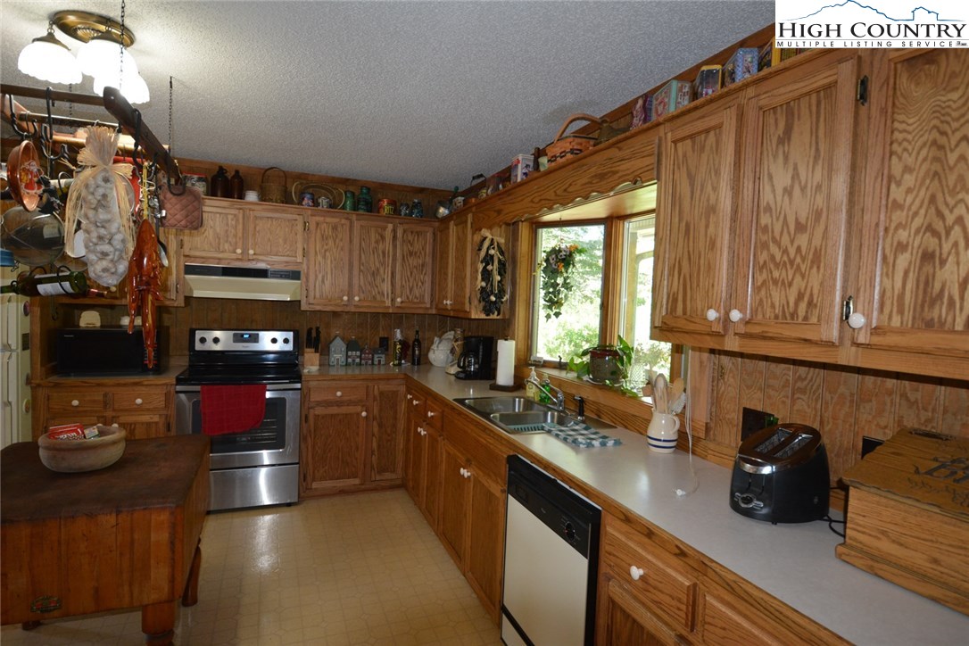 272 Turkey Ridge Crumpler, NC 28617 - Photo 5 of 34