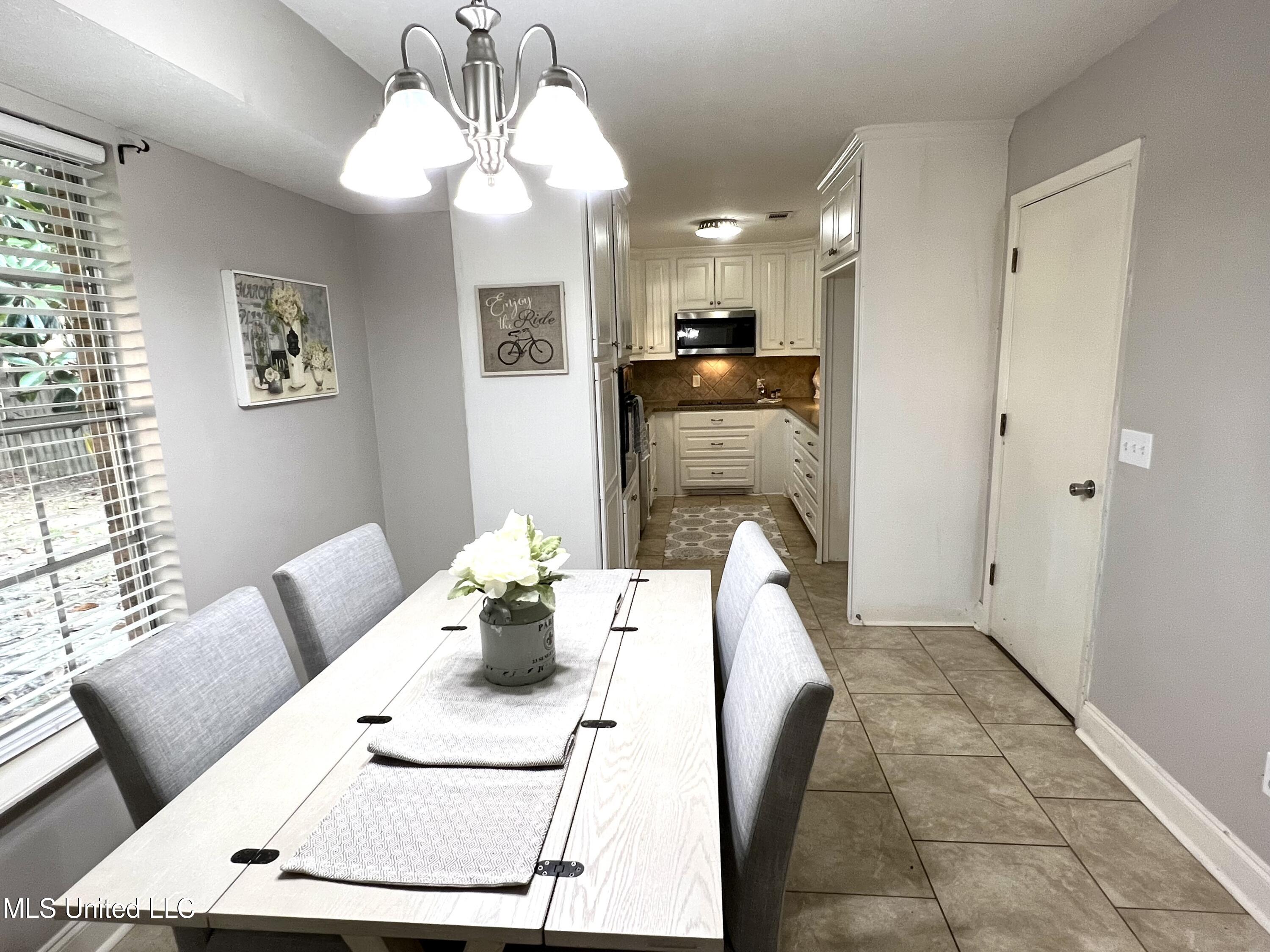 128 Fern Valley Road Brandon, MS 39042 - Photo 15 of 42 Photo Sep 17 2023, 5 36 10 PM