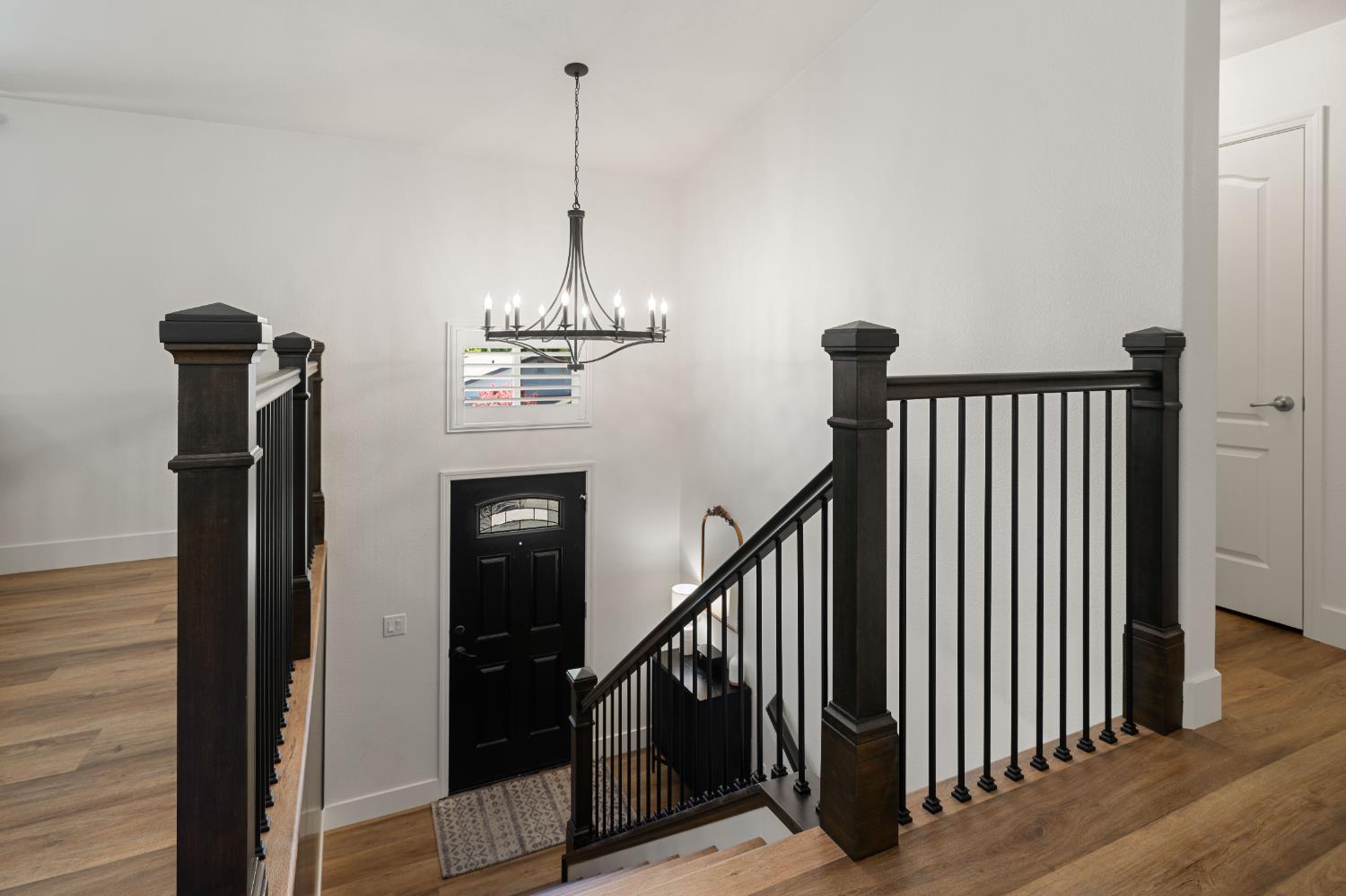 1130 Summer Ridge Court Auburn, CA 95603 - Photo 38 of 56 a view of a hallway with windows