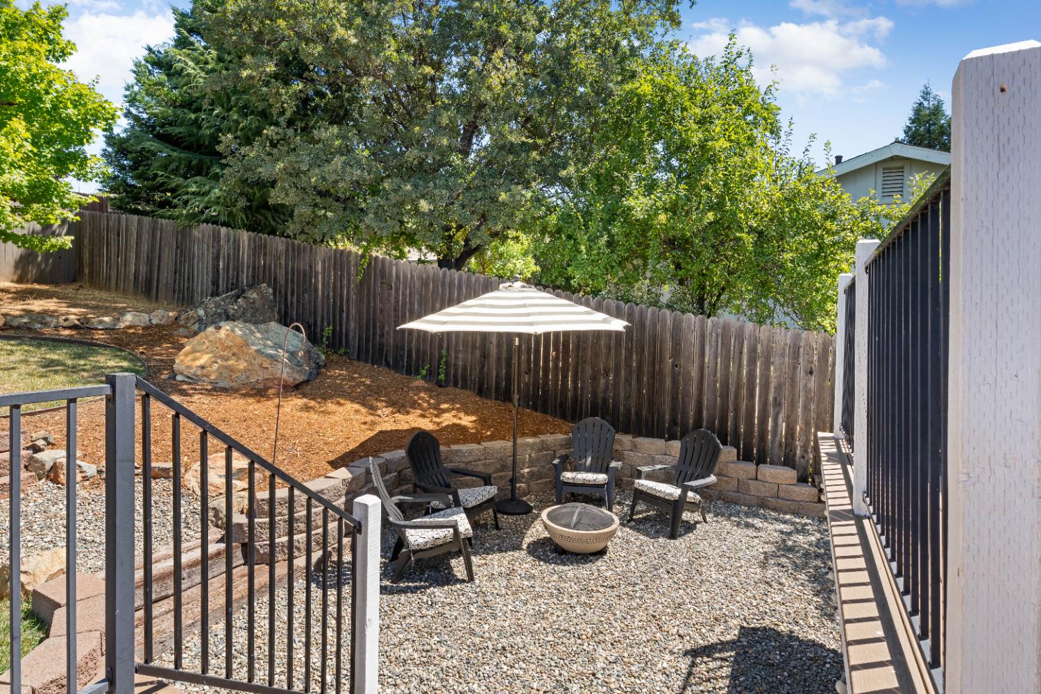 1130 Summer Ridge Court Auburn, CA 95603 - Photo 52 of 56 a backyard of a house with table and chairs