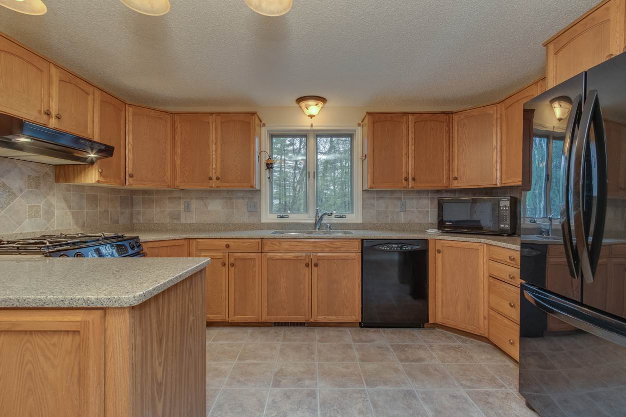 324 Fox Run Road Hudson, NH 03051 - Photo 9 of 28