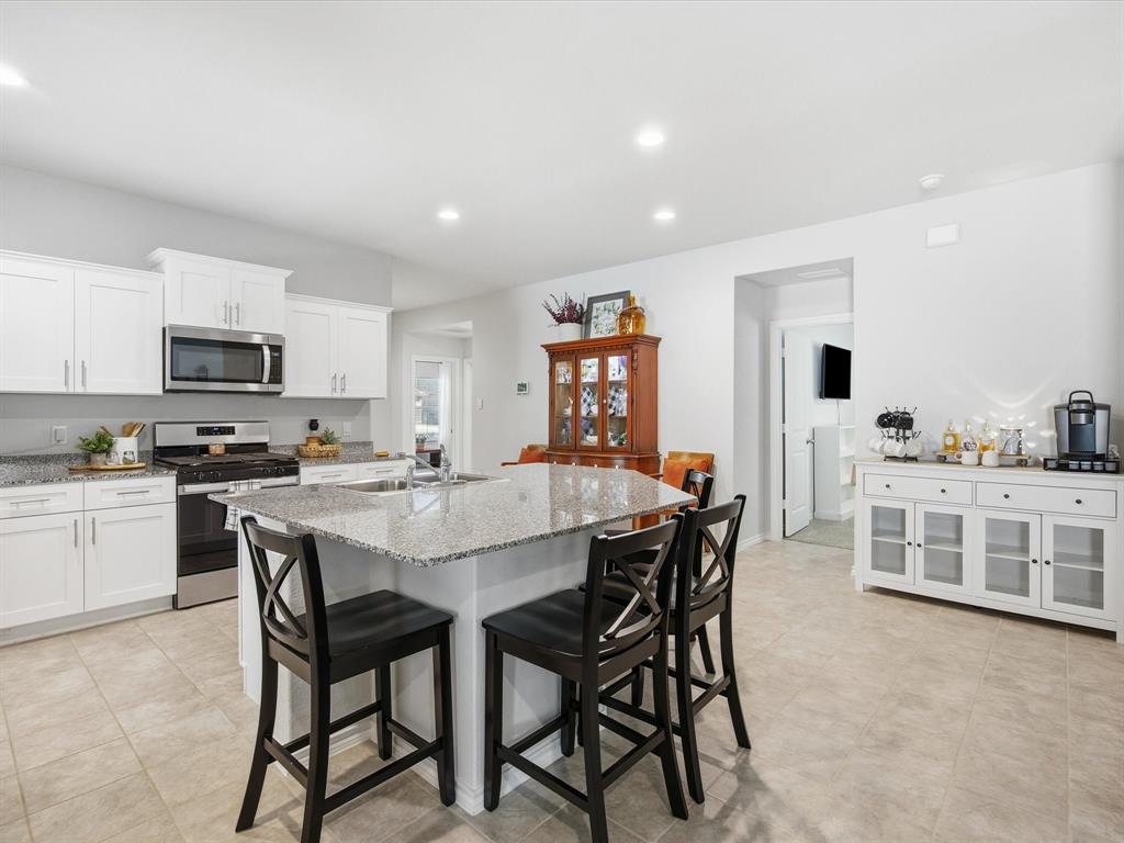 521 Bronze Circle East Springtown, TX 76082 - Photo 6 of 22 Large island for prep work or entertaining