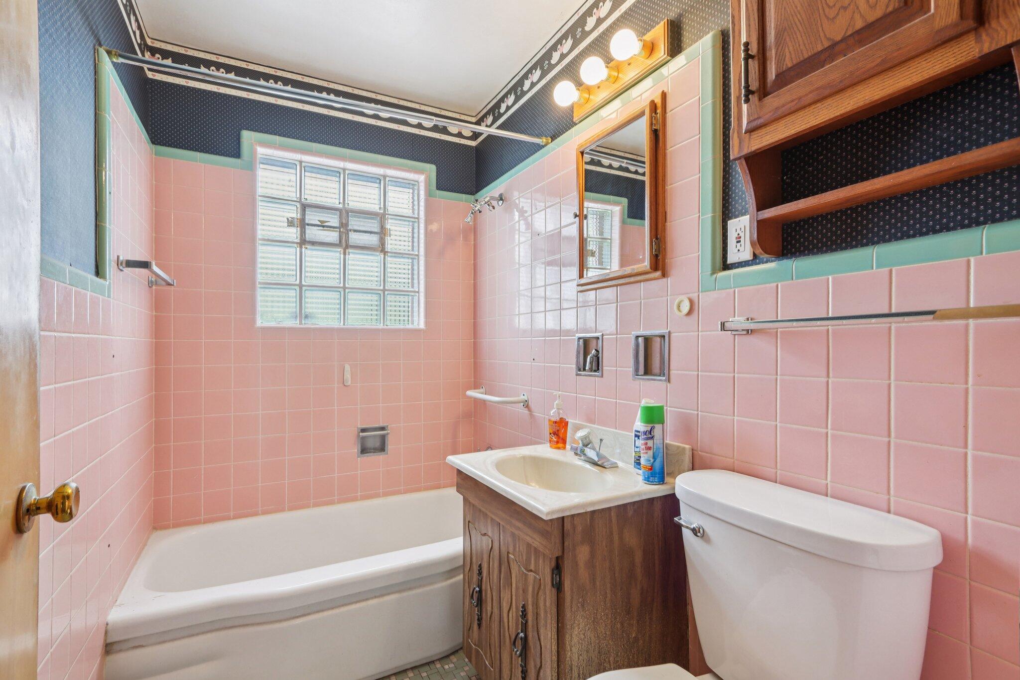 3955 North 79th Street Milwaukee, WI 53222 - Photo 10 of 42 Bathroom