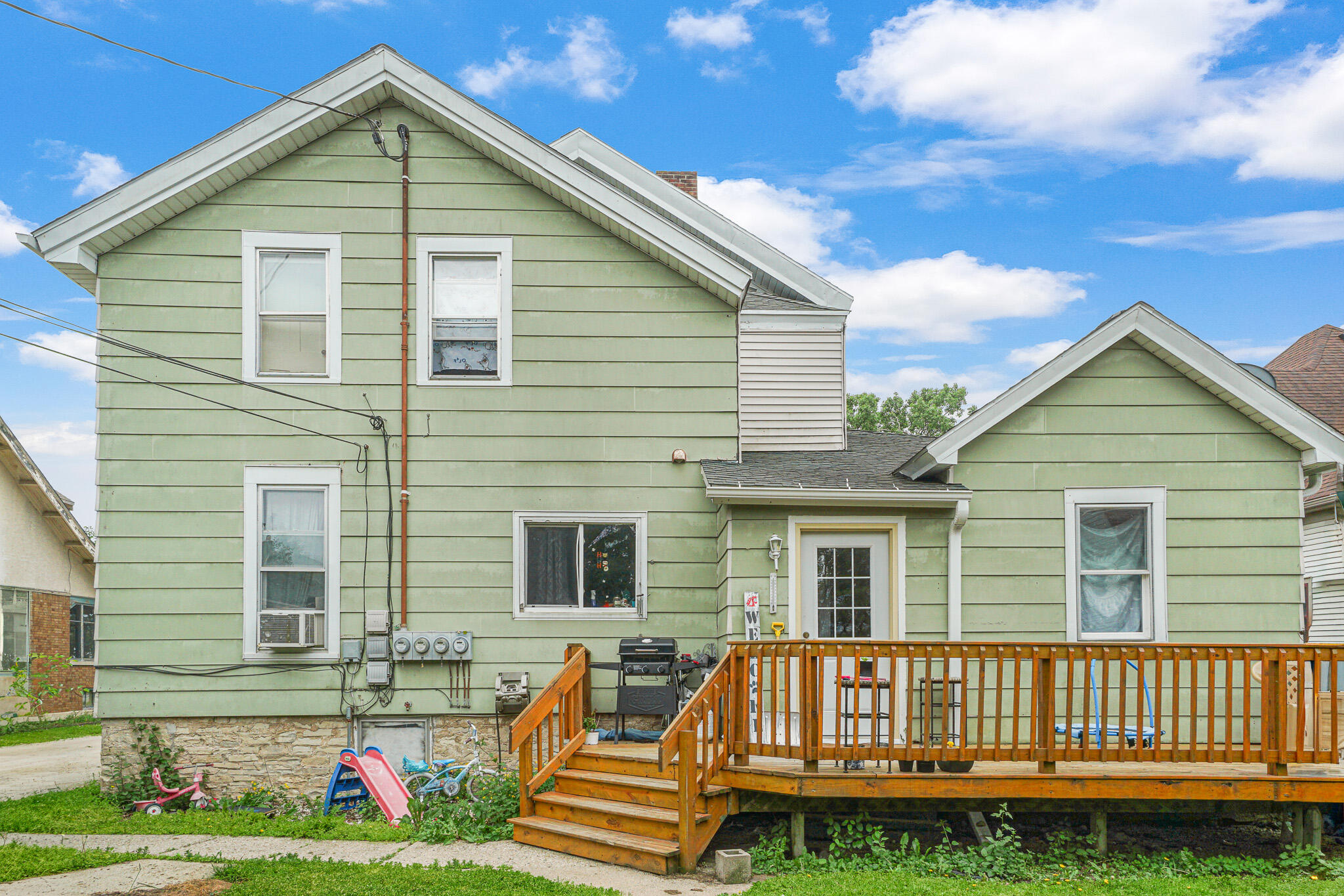 95 8th Street Fond du Lac, WI 54935 - Photo 3 of 5 Spacious deck