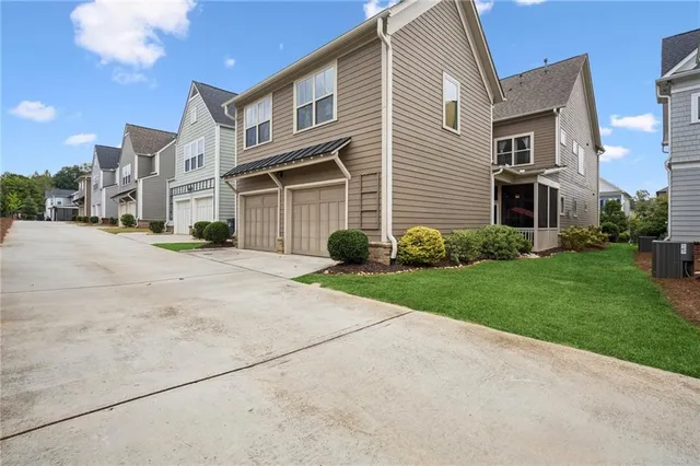 a view of a house with a yard