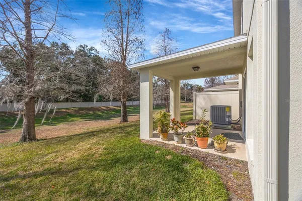 a view of back yard of the house