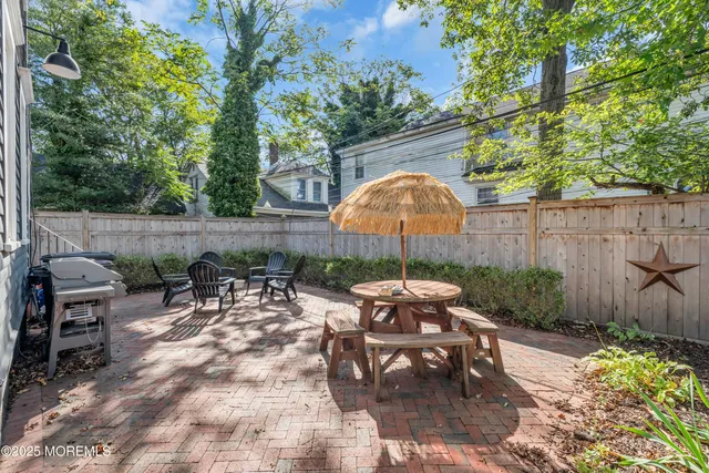 a view of a house with backyard and sitting area