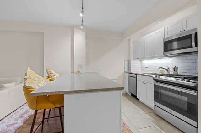$720,000 | 245 East 24th Street, Unit 2C | Kips Bay