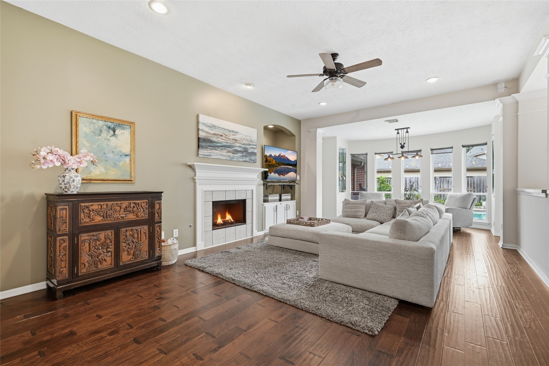 1010 Bringewood Chase Drive Spring, TX 77379 - Photo 11 of 49 Cozy gathering space to watch a great Nexflix or the current sports game.