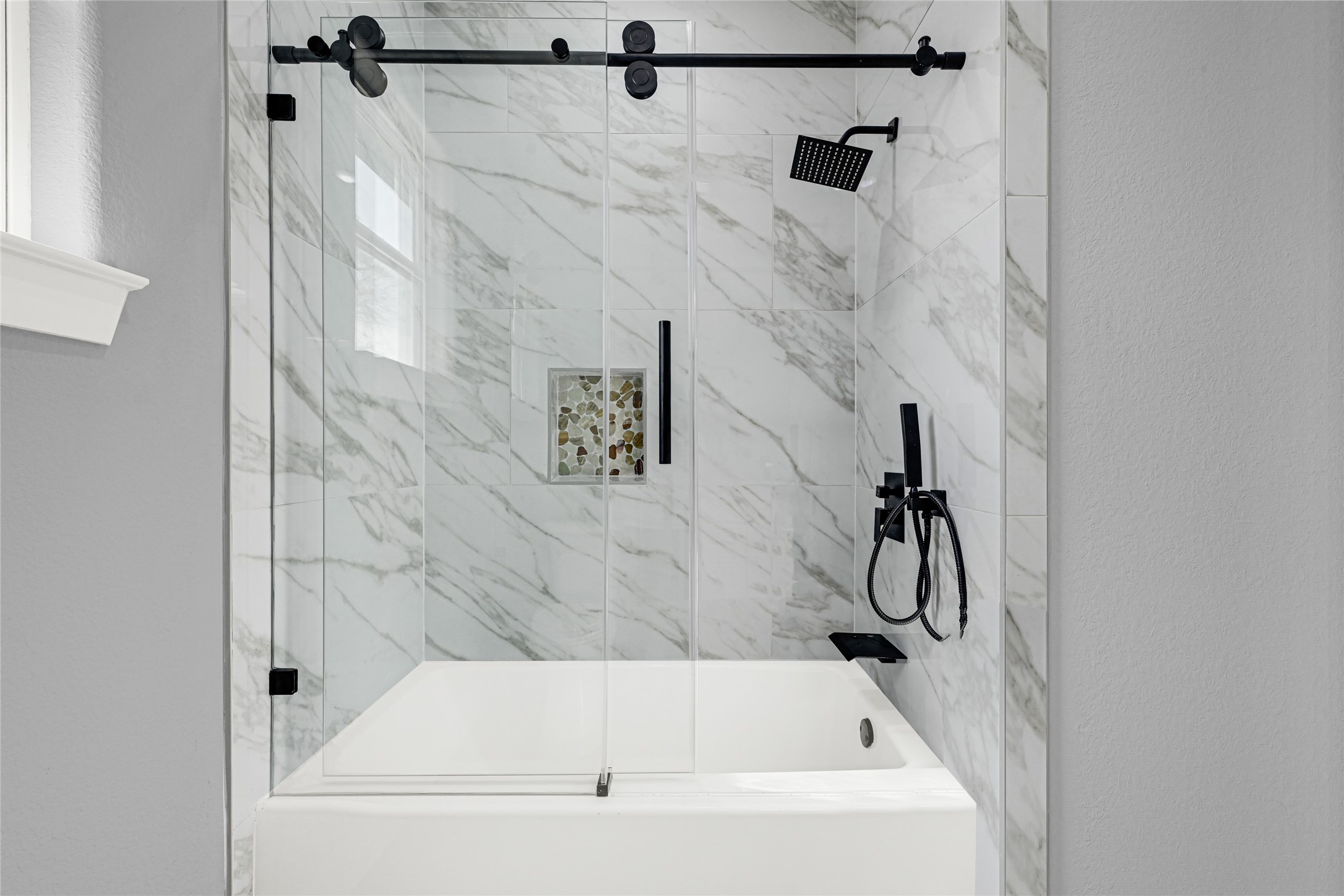 515 Fairfax Lane Conroe, TX 77303 - Photo 20 of 26 a bathroom with a bathtub