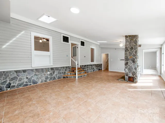 a view of livingroom with furniture and a ceiling fan