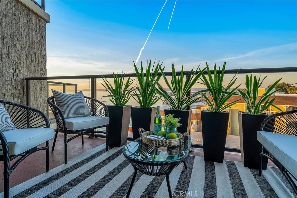 531 Esplanade, Unit 505 Redondo Beach, CA 90277 - Photo 25 of 65 a view of a chairs and table in the patio