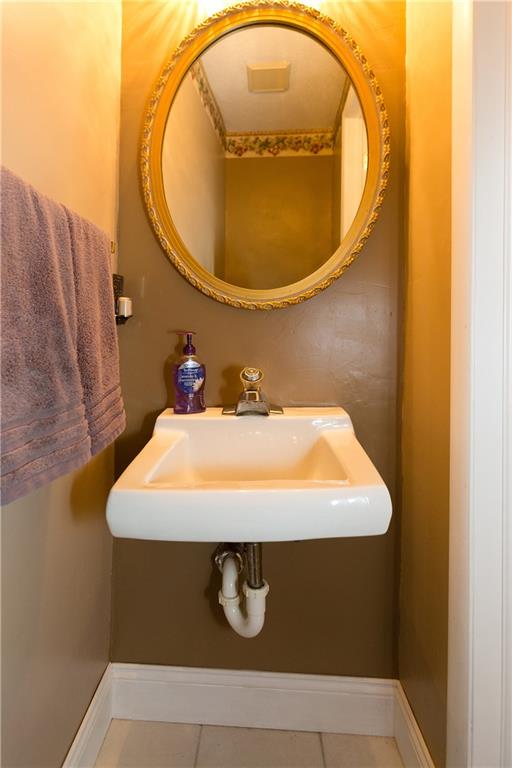 230 Quail Run Road Venetia, PA 15367 - Photo 13 of 25 1st floor powder room
