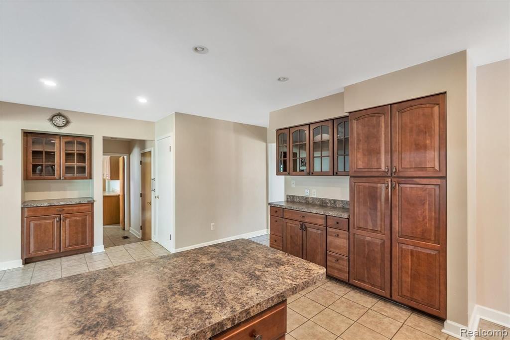 29537 Fox Grove Road Farmington Hills, MI 48334 - Photo 13 of 37