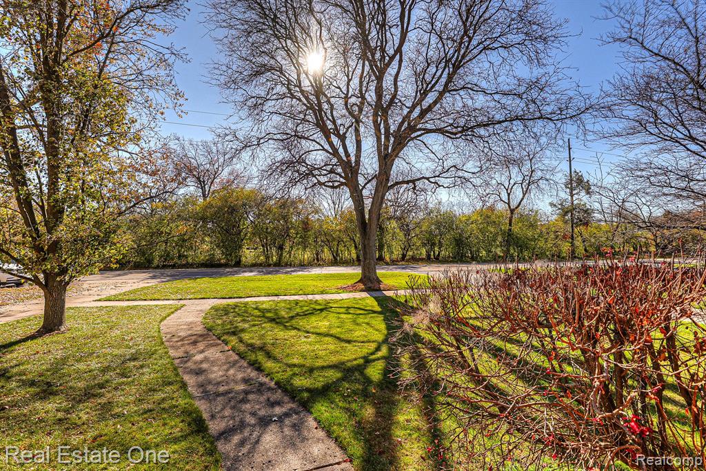 17320 Beverly Road Beverly Hills, MI 48025 - Photo 2 of 23