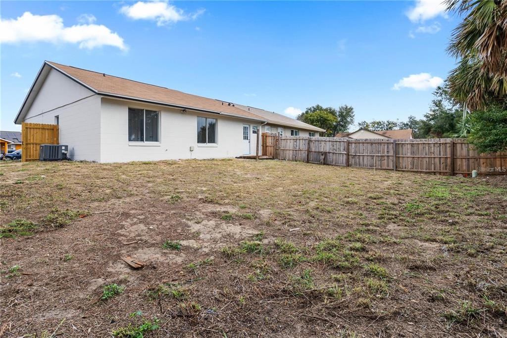 12 Winter Ridge Circle Orlando, FL 32835 - Photo 17 of 19 a backyard of a house