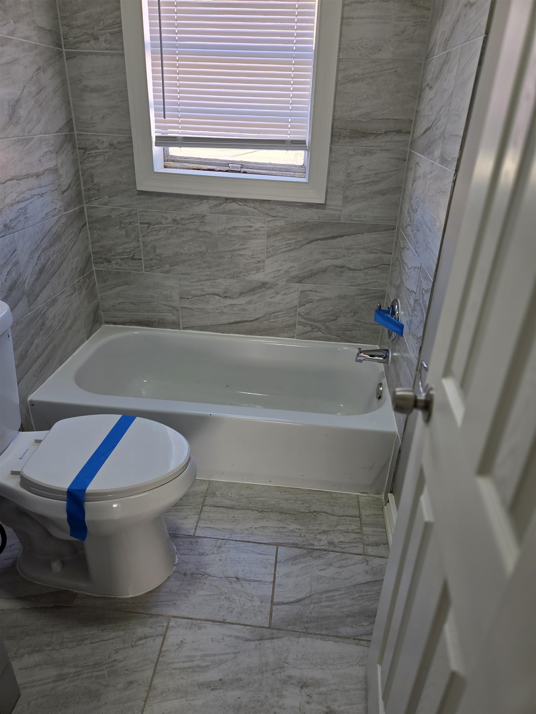 1558 Tayner Street Memphis, TN 38108 - Photo 8 of 12 a bathroom with a toilet and a bathtub