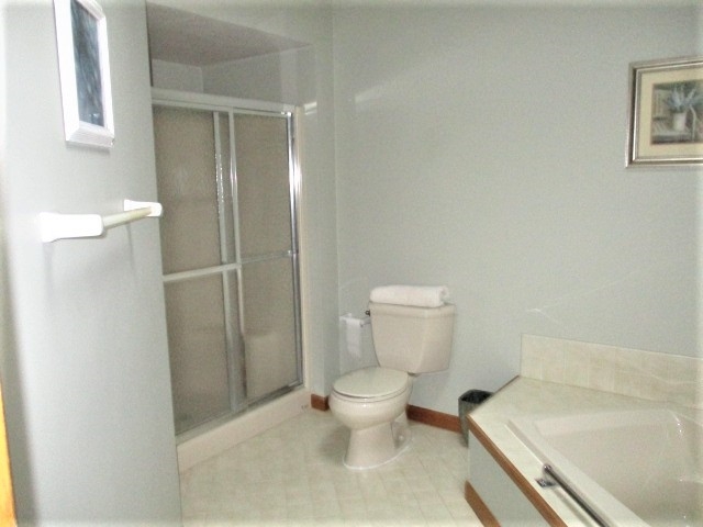 527 Baintree Road Lake Summerset, IL 61019 - Photo 14 of 36 a bathroom with a sink and a toilet