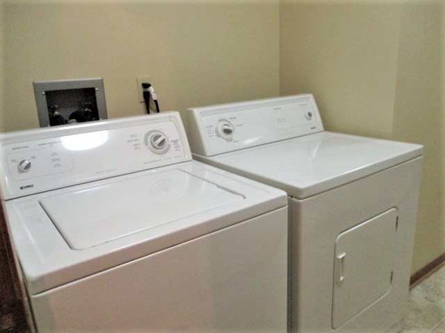 527 Baintree Road Lake Summerset, IL 61019 - Photo 15 of 36 a utility room with dryer and washer