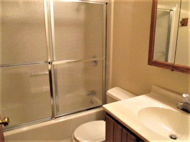 527 Baintree Road Lake Summerset, IL 61019 - Photo 18 of 36 a bathroom with a sink toilet and shower