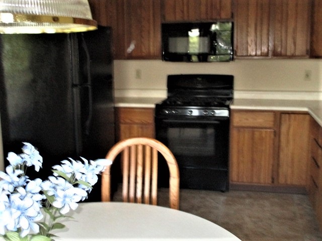 527 Baintree Road Lake Summerset, IL 61019 - Photo 8 of 36 a view of kitchen with a sink a microwave and cabinets